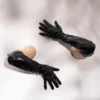 Guantes Day: Refinamiento y Misterio