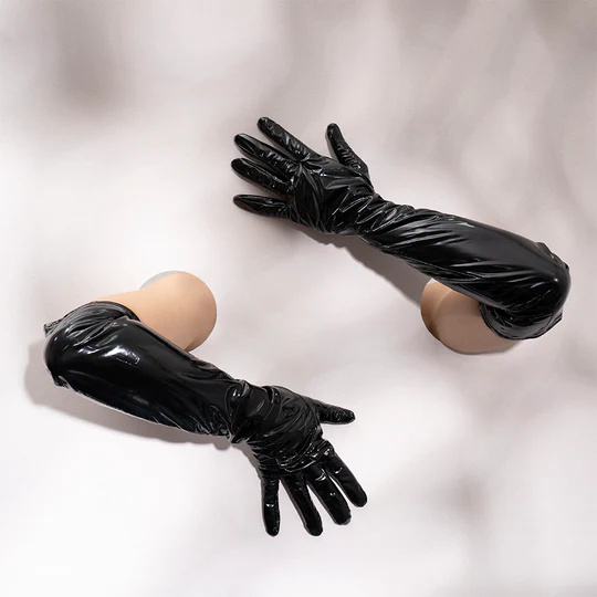 Guantes Day: Refinamiento y Misterio